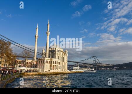 ISTANBUL, TURCHIA - 14 FEBBRAIO 2016: Moschea Ortakoy e Ponte Bosforo a Istanbul, Turchia. Foto Stock