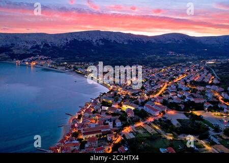 Baska. Antenna di masterizzazione al tramonto nel cielo della città di Baska. Isola di Krk in Croazia. Foto Stock