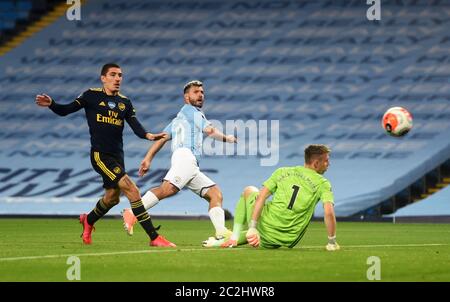 Sergio Aguero (centro) di Manchester City vede il suo colpo colpire il posto che conduce a Phil Foden (non illustrato) per segnare il terzo gol del suo lato della partita durante la partita della Premier League allo stadio Etihad, Manchester. Foto Stock