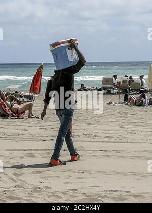 Roma, Italia. 17 Giugno 2020. Spiaggia libera di Castelporziano (Roma) durante la fase 3. I poli indicano la distanza nelle spiagge libere della costa di Roma. Ogni palo garantirà l'uso di 25 mq di spiaggia e può contenere un massimo di 6 persone. (Foto di Patrizia CORTELESSA/Pacific Press) Credit: Pacific Press Agency/Alamy Live News Foto Stock