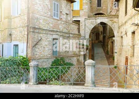 Perugia bella e antica strada con passi via dell'Acquedotto, Umbria, Italia. Foto Stock