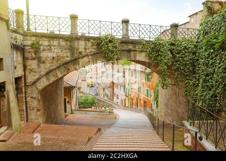 Perugia bellissima vecchia strada via dell'Acquedotto, Umbria, Italia. Foto Stock