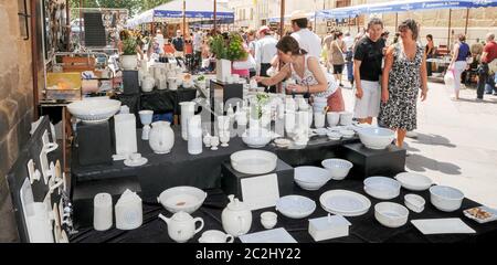 Ciotole e pentole in ceramica su una stalla di strada in una fiera di ceramica tradizionale in Zamora. Spagna. Foto Stock