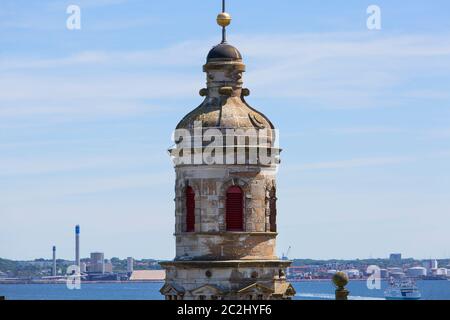 Castello medievale di Kronborg sullo stretto di Oresund, vista sulle torri e sul Mar Baltico, Helsingor, Danimarca Foto Stock