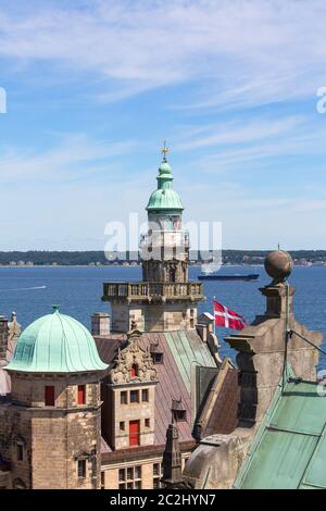 Castello medievale di Kronborg sullo stretto di Oresund, vista sulle torri e sul Mar Baltico, Helsingor, Danimarca Foto Stock