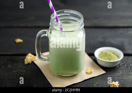 Frullato fatto con tè verde in polvere (noto anche come matcha). Questo frullato verde non è solo delizioso, ma è anche ricco di antiossidanti. Foto Stock