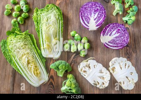 Assortimento di diversi vegetali crociferi sullo sfondo di legno Foto Stock