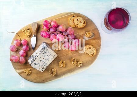 Formaggio Gorgonzola, girato dalla parte superiore con un bicchiere di vino e un posto per il testo Foto Stock