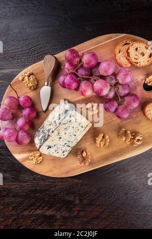 Formaggio Gorgonzola, girato dalla parte superiore al buio su un rustico sfondo di legno con un posto per il testo Foto Stock