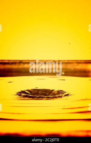 Goccia d'acqua sullo sfondo Foto Stock
