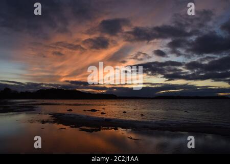 Tramonto sul kolpinsee a brandeburgo, germania. Foto Stock