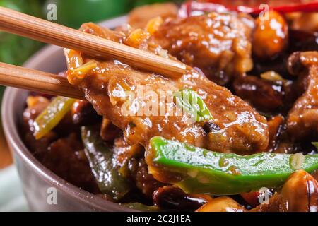 Pollo Kung Pao fatto in casa con peperoni e verdure. Piatto tradizionale sichuan Foto Stock