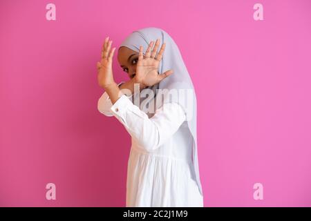 donna musulmana africana che mostra due mani fermare gesto contro la vilolenza Foto Stock