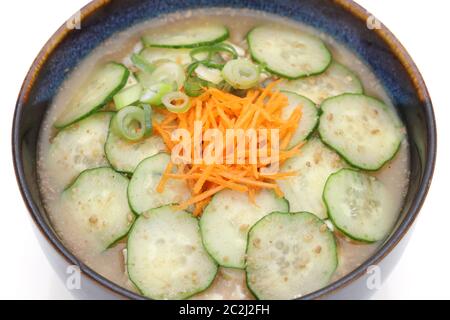 Zuppa di miso fredda di hiyajiru giapponese su sfondo bianco Foto Stock