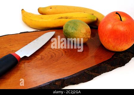 La deliziosa frutta viene preparata su un tagliere di legno per il menu della colazione. Foto Stock