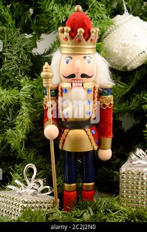 Un nutcracker festivo si erge alto nel Pines e decorazione di Natale. Foto Stock