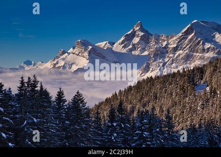 Nevoso inverno sulle Alpi francesi, stazione sciistica Flaine, Gran Massiccio area in vista di Mont Blanc, Haute Savoie, Francia Foto Stock