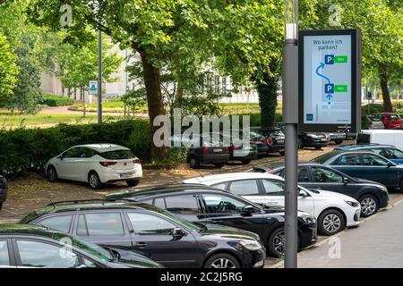 I poli intelligenti, le luci di strada intelligenti, la pista di prova, EON e la città di Essen stanno testando lanterne che misurano i dati ambientali, offrono elettricità per Foto Stock