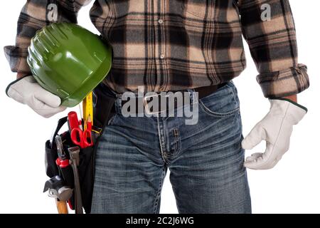 Adulto falegname artigiano isolati su sfondo bianco, indossa in pelle Guanti da lavoro e detiene un casco protettivo. Strumenti di lavoro Industria di costruzione Foto Stock