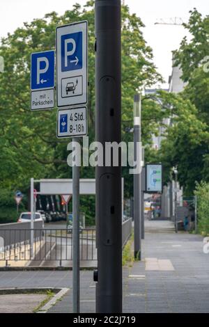 I poli intelligenti, le luci di strada intelligenti, la pista di prova, EON e la città di Essen stanno testando lanterne che misurano i dati ambientali, offrono elettricità per Foto Stock