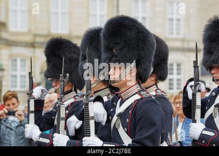 Royal Guards durante la cerimonia di cambio delle guardie sulla piazza al Castello di Amalienborg Foto Stock