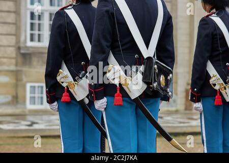 Royal Guards durante la cerimonia di cambio delle guardie sulla piazza al Castello di Amalienborg Foto Stock