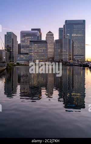 Dall'alto edificio a Canary Wharf a Londra REGNO UNITO tramonto crepuscolo Foto Stock