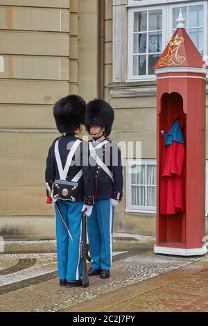 Royal Guards durante la cerimonia di cambio delle guardie sulla piazza al Castello di Amalienborg Foto Stock