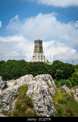 Shipka monumento su Stoletov Peak - liberazione della Bulgaria durante le battaglie di Shipka Pass nel Russo-Turkish guerra del 1877-78. Il testo in cirillico Foto Stock