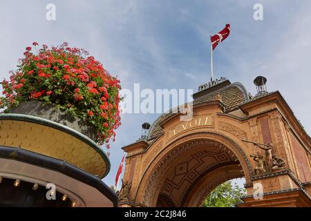 Il cancello d'ingresso principale del parco divertimenti Tivoli a Copenhagen, Danimarca Foto Stock