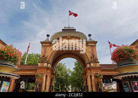 Il cancello d'ingresso principale del parco divertimenti Tivoli a Copenhagen, Danimarca Foto Stock