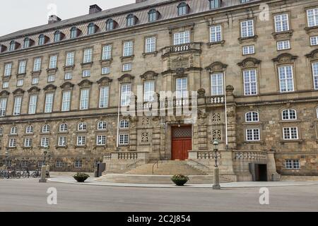 Ampia vista angolare dell'edificio principale e della Platz di fronte a Christiansborg slot Copenhagen Foto Stock