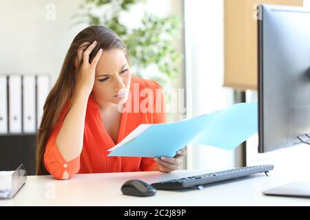 Preoccupato busnesswoman lamentarsi dopo scoprire errori sul documento in ufficio Foto Stock