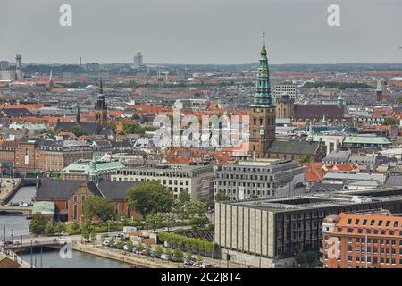 Skyline della città scandinava di Copenhagen in Danimarca durante una giornata nuvolosa Foto Stock