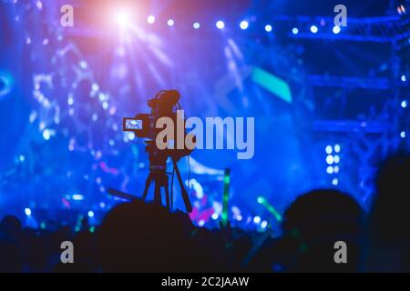 Cameraman riprese video produzione video della fotocamera in concert music festival Foto Stock