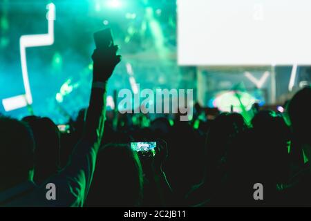 Concerto folla music festival, utilizzando mobile smart phone sul palco le luci Foto Stock