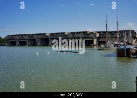 Vista della base sottomarina tedesca, a prova di bomba, seconda della seconda guerra mondiale, e penna nel quartiere sul lungomare di Bacalan a Bordeaux, Francia Foto Stock