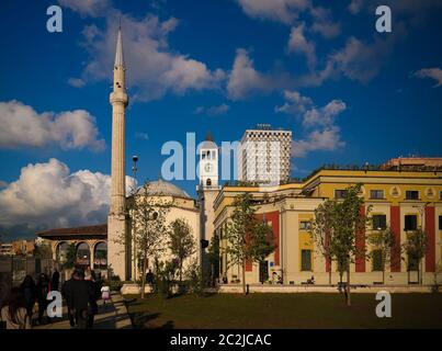 Vista esterna della Moschea di Ehem Bey in piazza Skanderbeg, Tirana, Albania Foto Stock