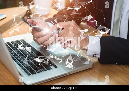 Imprenditore sociale useing interfaccia di rete su smart phone e il computer portatile Foto Stock
