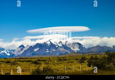 Insolita formazione di nubi lenticolari sulle cime delle Torres del Paine nel Parco Nazionale Torres del Paine, Patagonia, Cile meridionale Foto Stock
