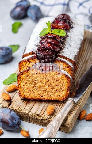 Torta di prugne appena sfornata. Foto Stock