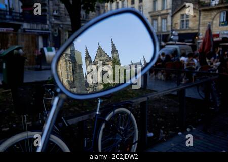 Riflessione in scooter specchio retrovisore della Basilica di San Michele, Bordeaux Città, Francia Foto Stock