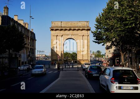 Una vista della porta di Borgogna in bir Hakeim plaza da Cours victor hugo, un arco storico e porta di accesso a Bordeaux City, Francia Foto Stock