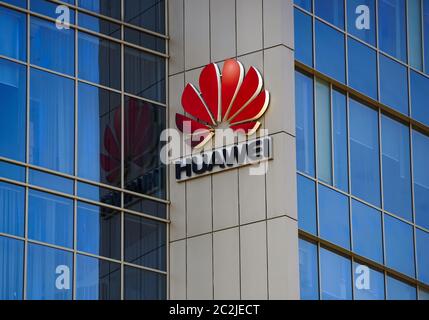 Bucarest, Romania - 08 aprile 2020: Un logo di Huawei, società cinese di apparecchiature per telecomunicazioni, viene esposto sulla parte superiore di un edificio, a Buchar Foto Stock