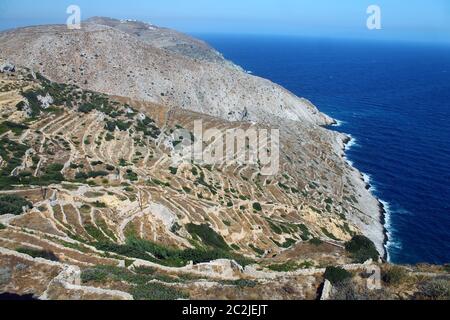 Terrazzamenti sul mare blu in Grecia Foto Stock