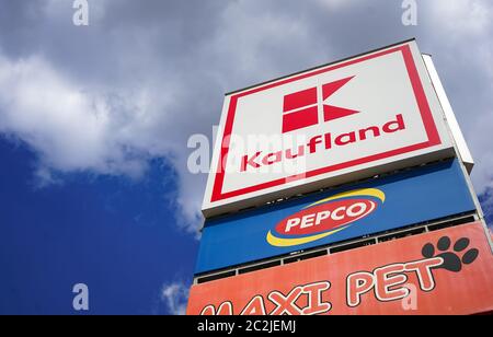 Bucarest, Romania - 14 aprile 2020: I segni della società tedesca di supermercati Kaufland sono presenti su una torre di segnalazione a Bucarest, Romania. Questo io Foto Stock