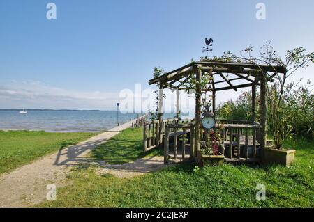 Padiglione e molo sul lago Chiemsee, Chiemgau, alta Baviera, Germania Foto Stock