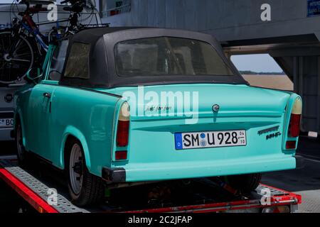 Cabriolet Trabant 601 turchese sul ponte per auto della nave traghetto da Lamarque a Blaye attraverso la Garonna, Francia Foto Stock