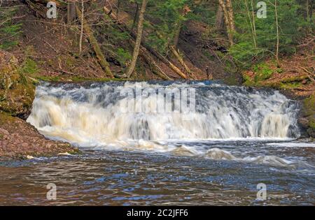 Greenstone nascosto cade nella foresta deserto in Istrice Montagne parco dello Stato del Michigan Foto Stock