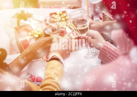 Gruppo di amici per celebrare il Natale a casa e cappucci di tostare con champagne, il Natale o il nuovo anno concept Foto Stock